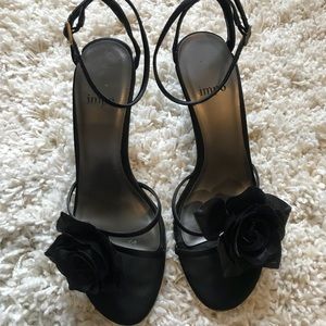 IMPO BLACK HEELS WITH FLORAL DETAIL 🌸